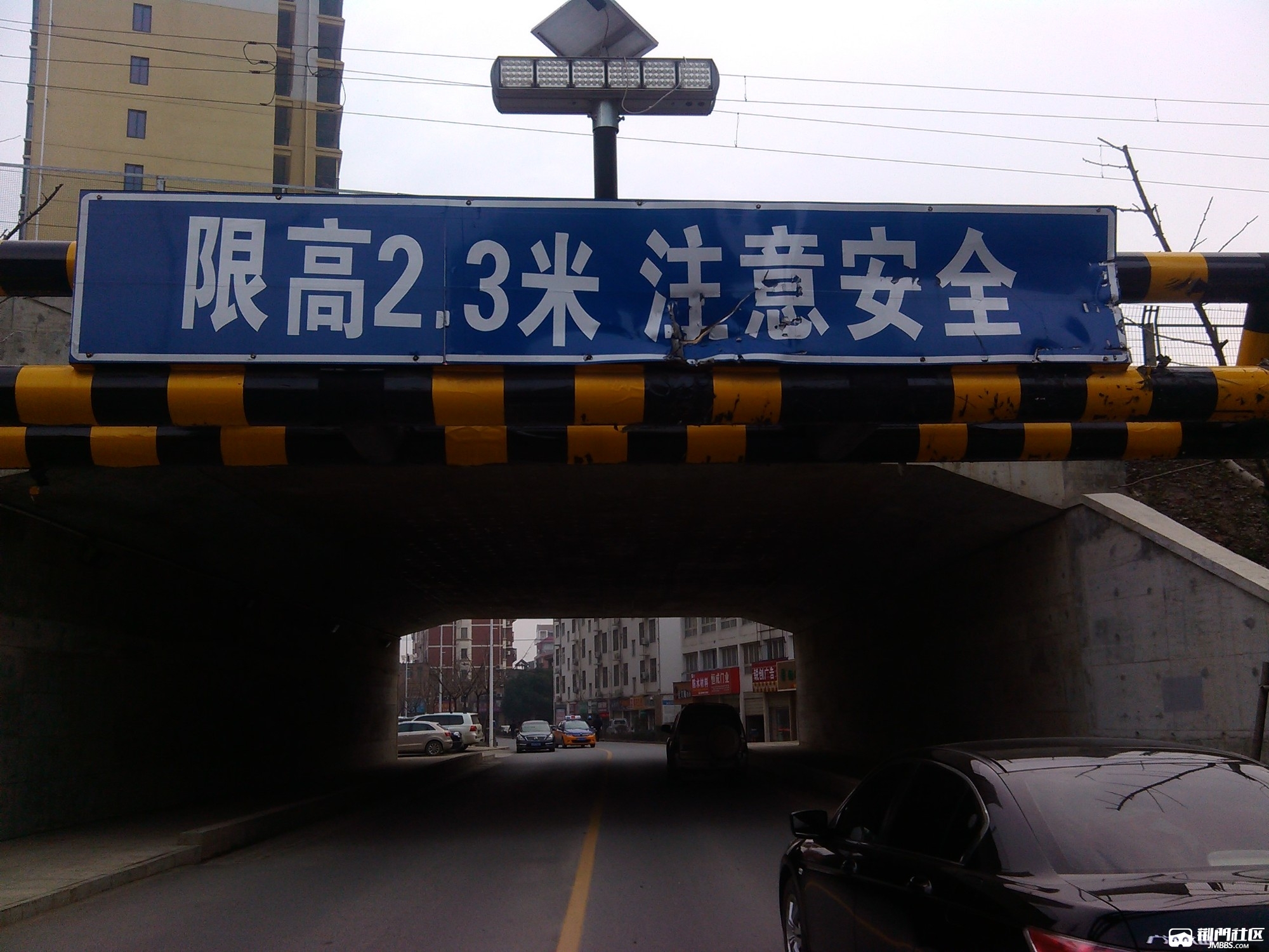 可怜这个前后都挨撞的防撞栏