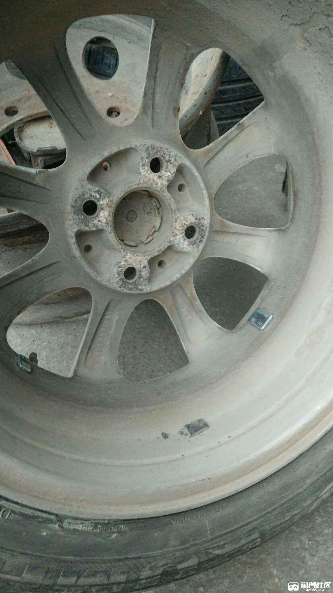 请问小轿车轮胎粘贴式平衡块怎么才能粘的牢固