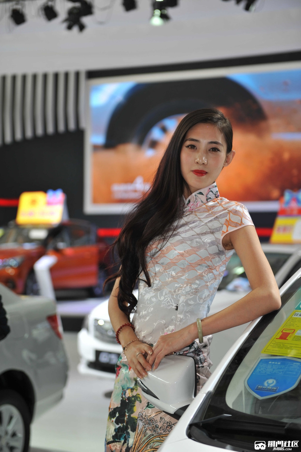 车展上的美女车模摆出各种艳丽的姿势身材真是辣眼睛