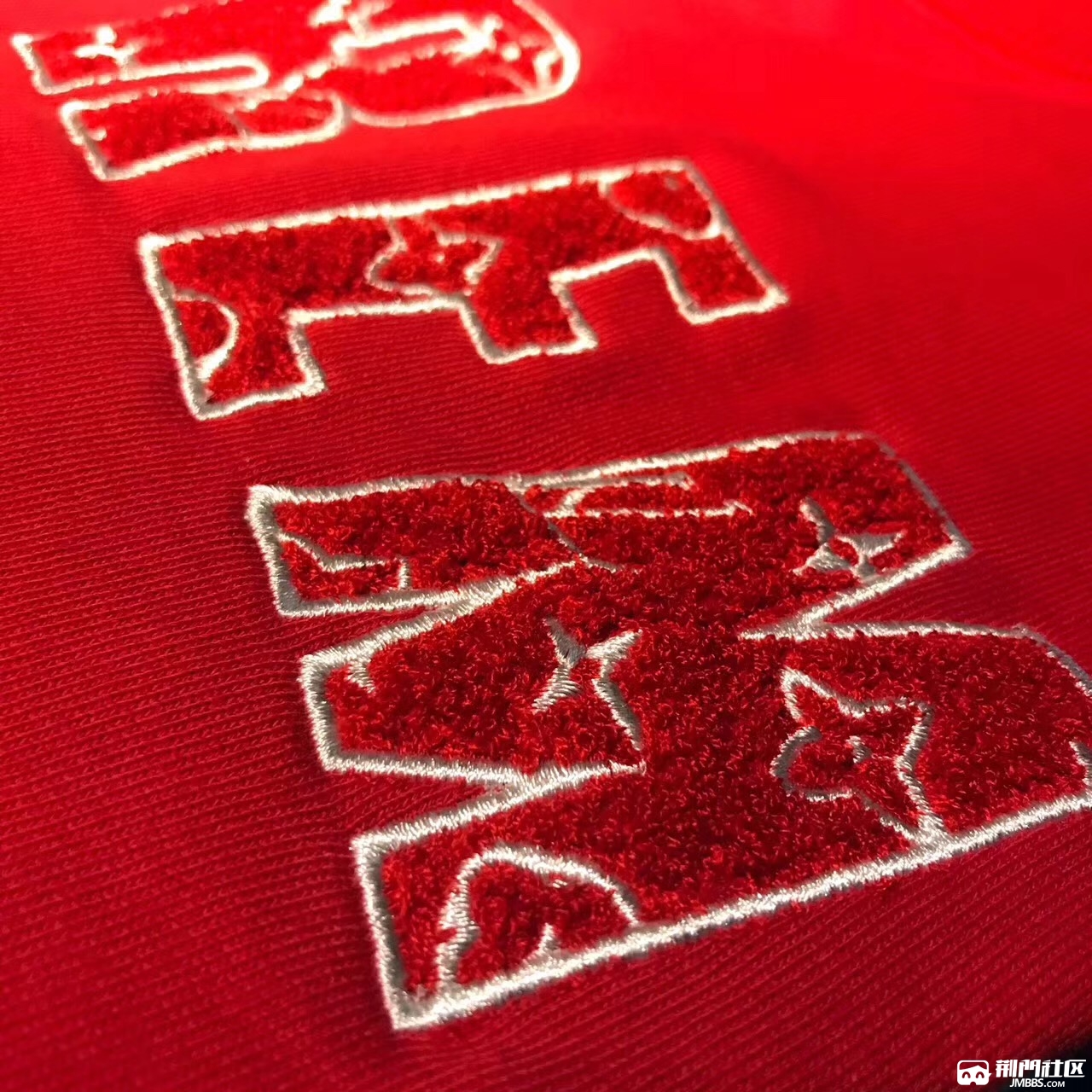 supreme联名lv合作款刺绣卫衣可以搭配情侣