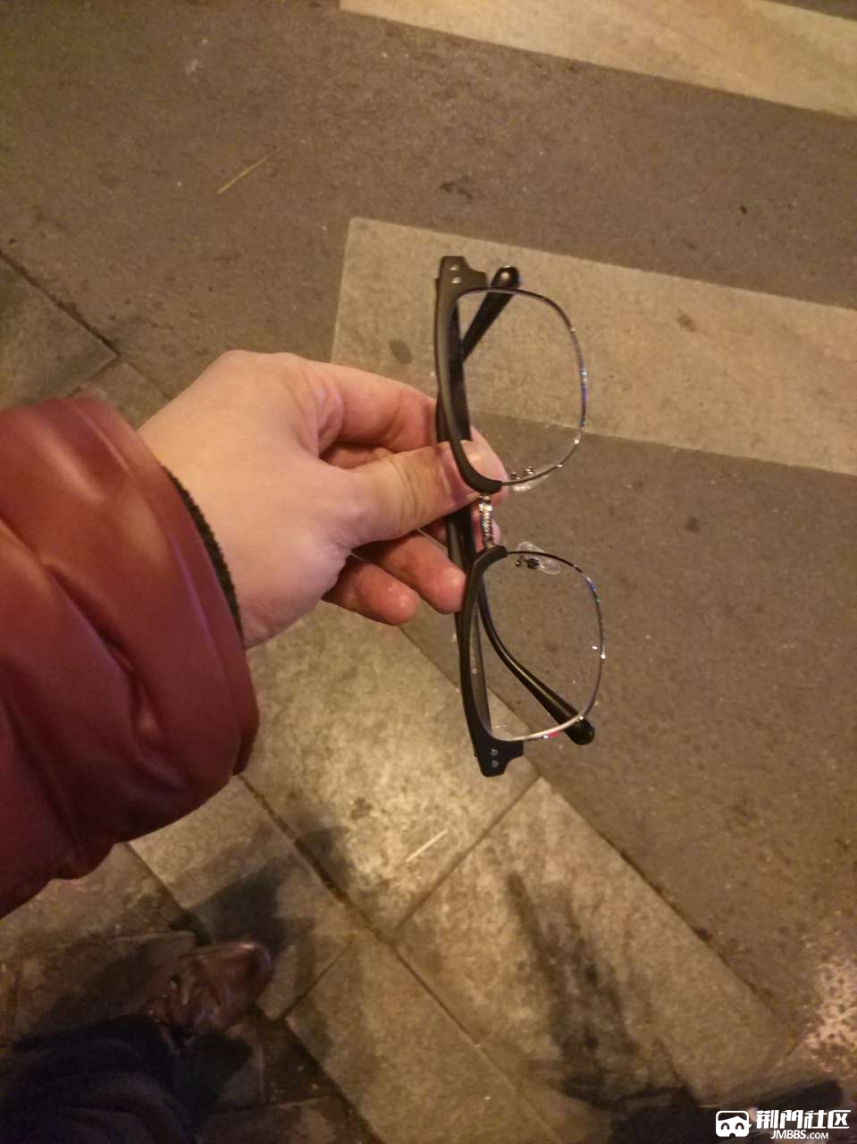 谁丢了眼镜一副