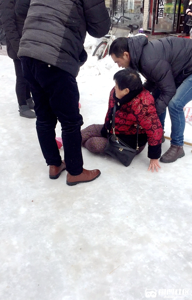 象山一路的一幕!这种天气老人摔倒了,你扶不扶,他们是这么做的