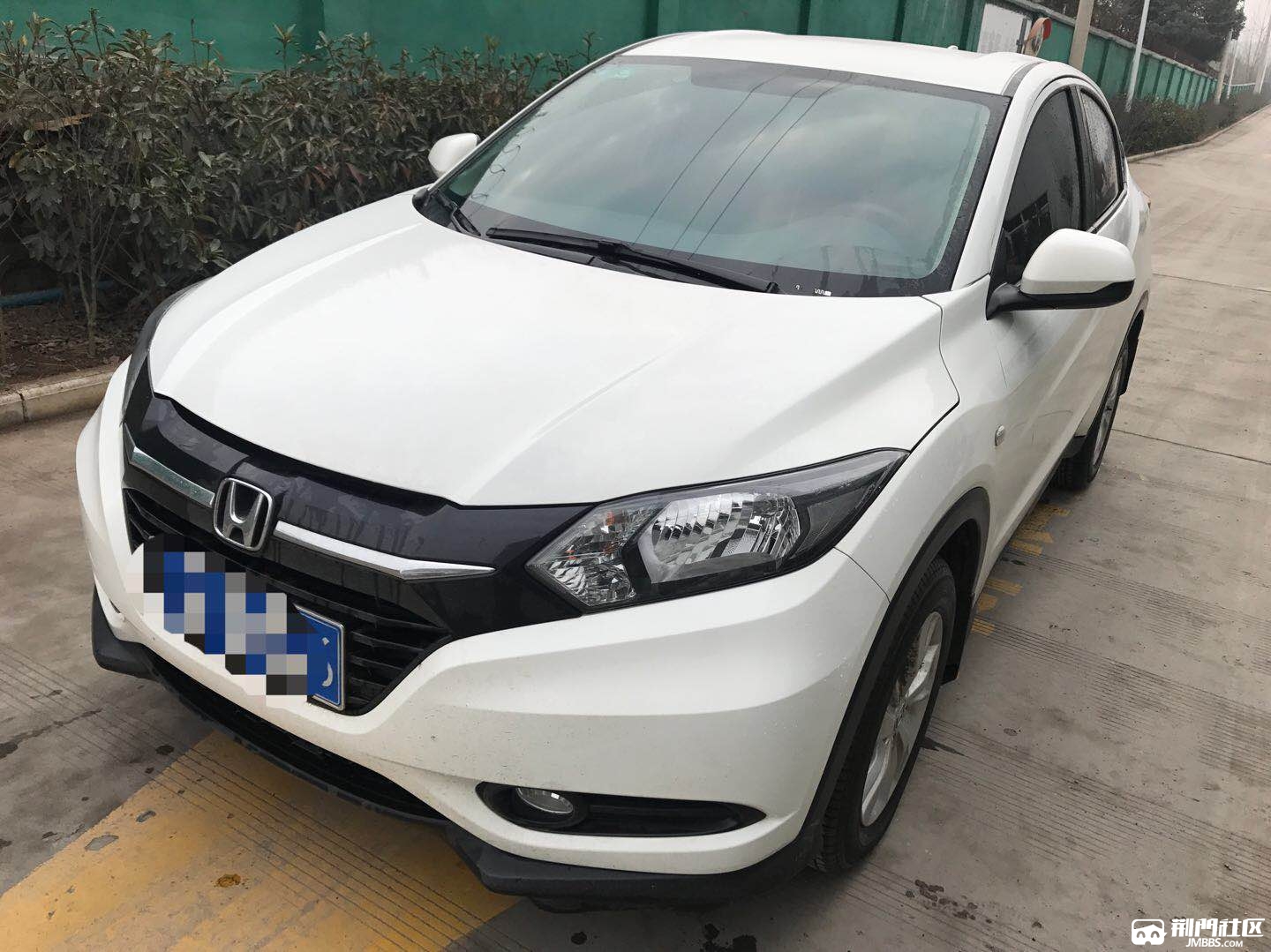 白色本田小型suv缤智15l顶配自动挡