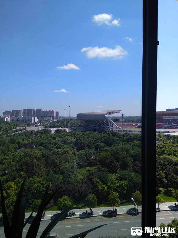 当初公司选址选择这里也是看上了窗外的这一片风景