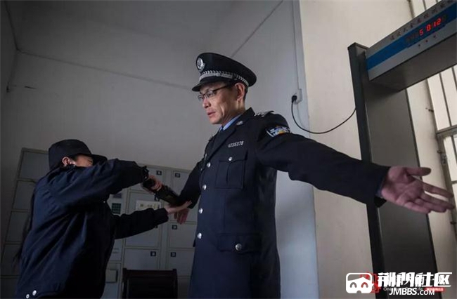 12年4300多个日夜,伍纯清作为湖北沙洋广华监狱十一监区的民警,他的大