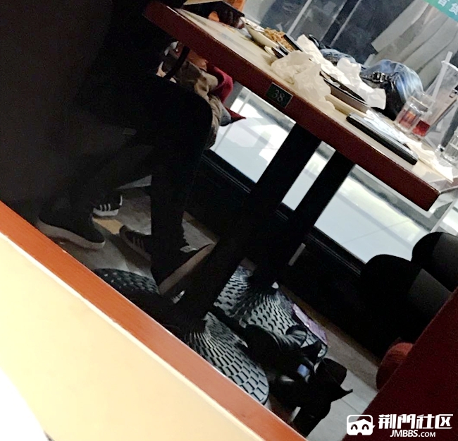 服务员完全不管,这是吃饭还是受罪哦