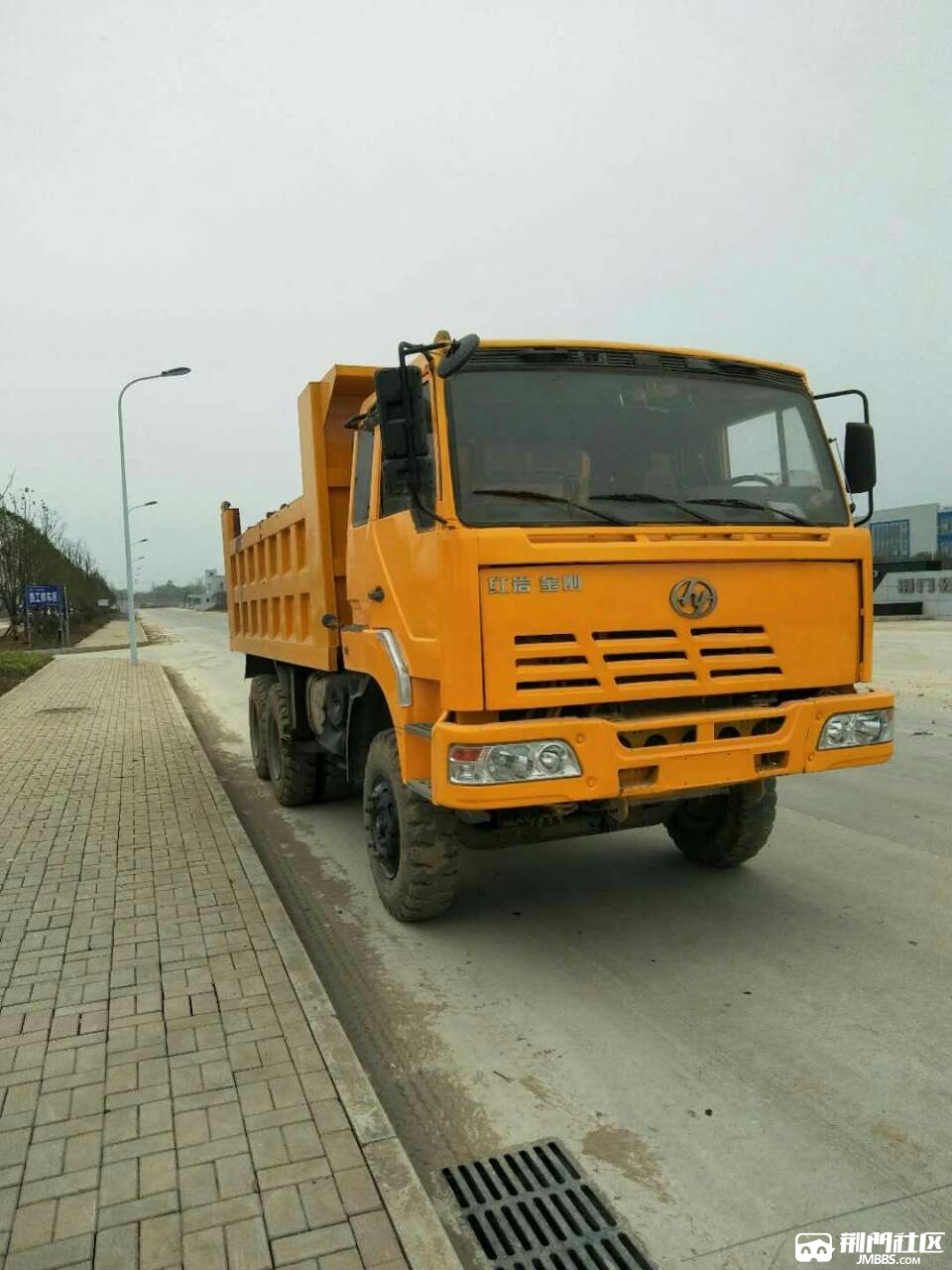 红岩金刚国三工程车出售324轴距新箱子52