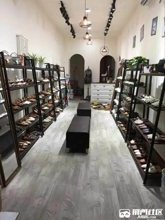 鞋店更新产品,低价出让收银台鞋架等物品