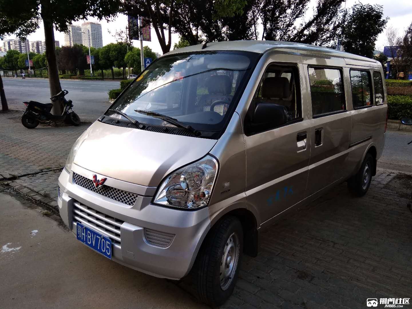 5荣光面包车