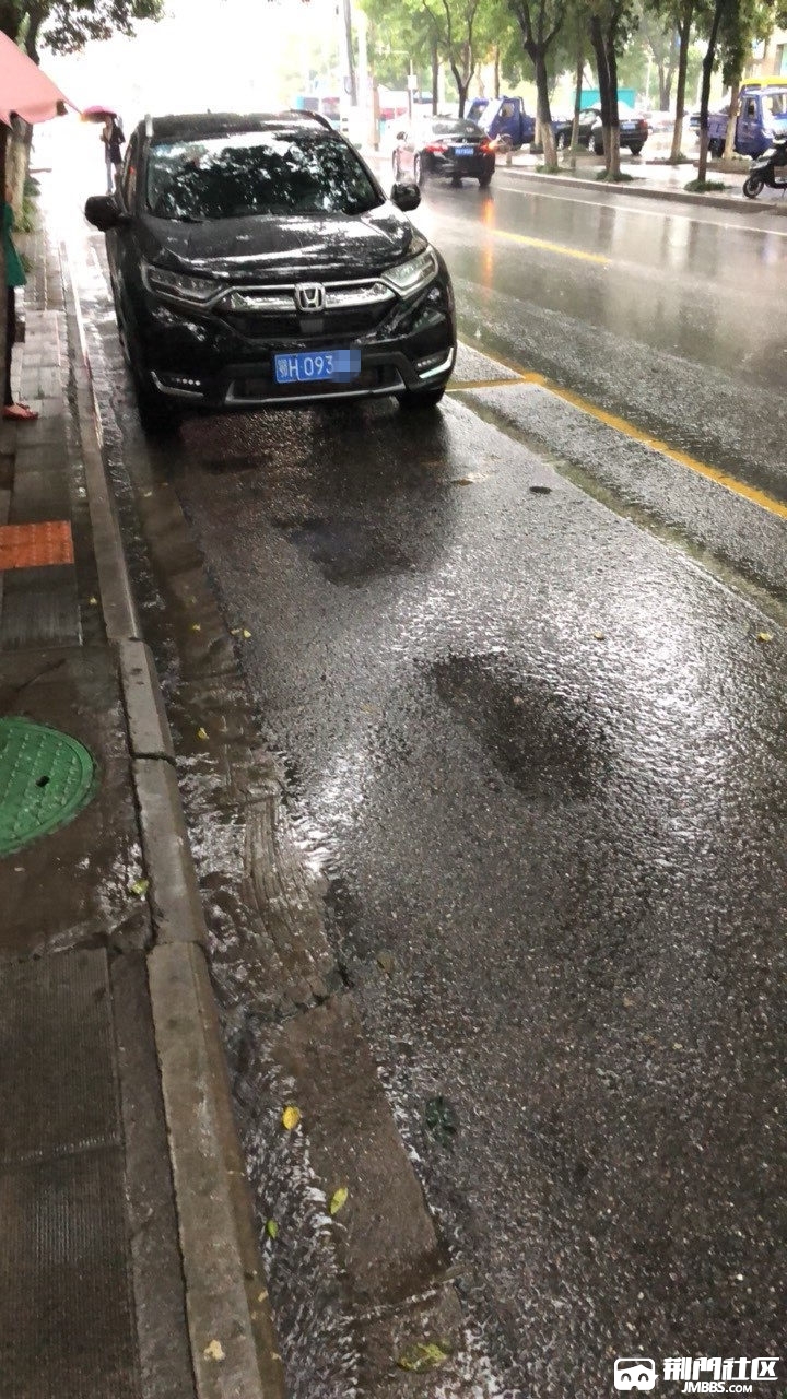 無良車主,下雨天長時停靠在公交車站.