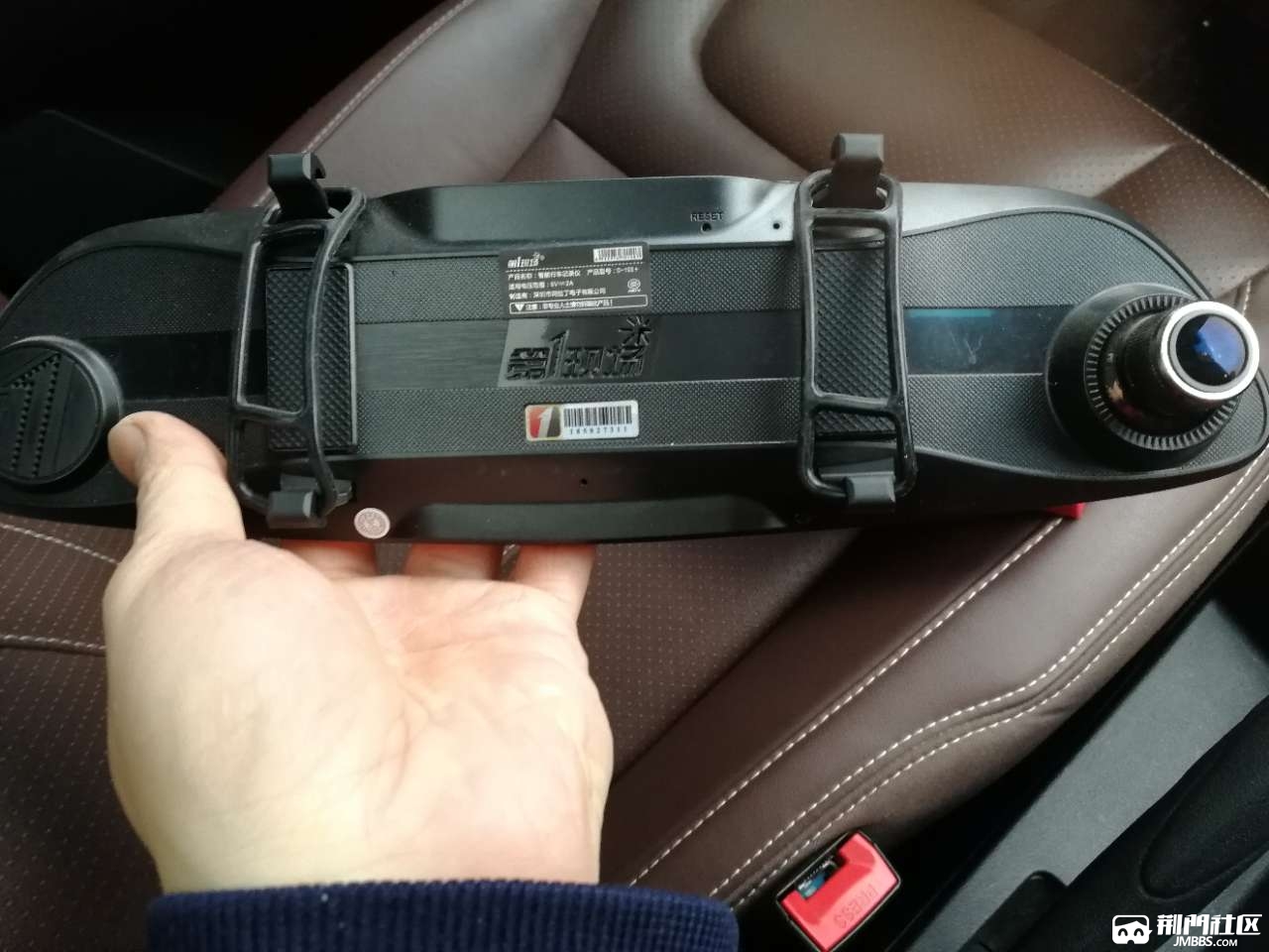 后视镜款行车记录仪,高清摄像头带大屏的,品牌是第一现场