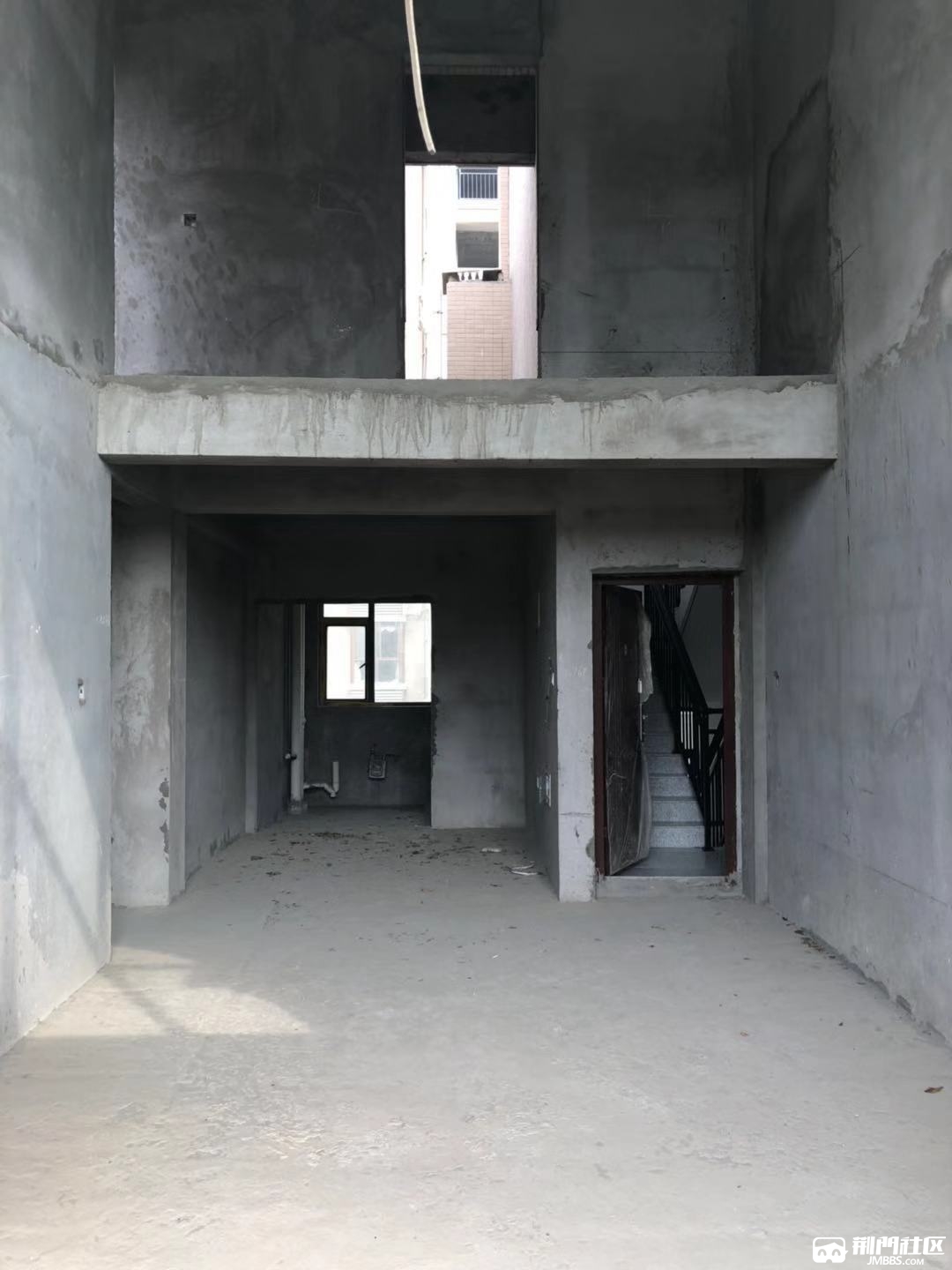 凯旋城6 7复式楼毛坯144平4室2厅送露台不动产证售价80万