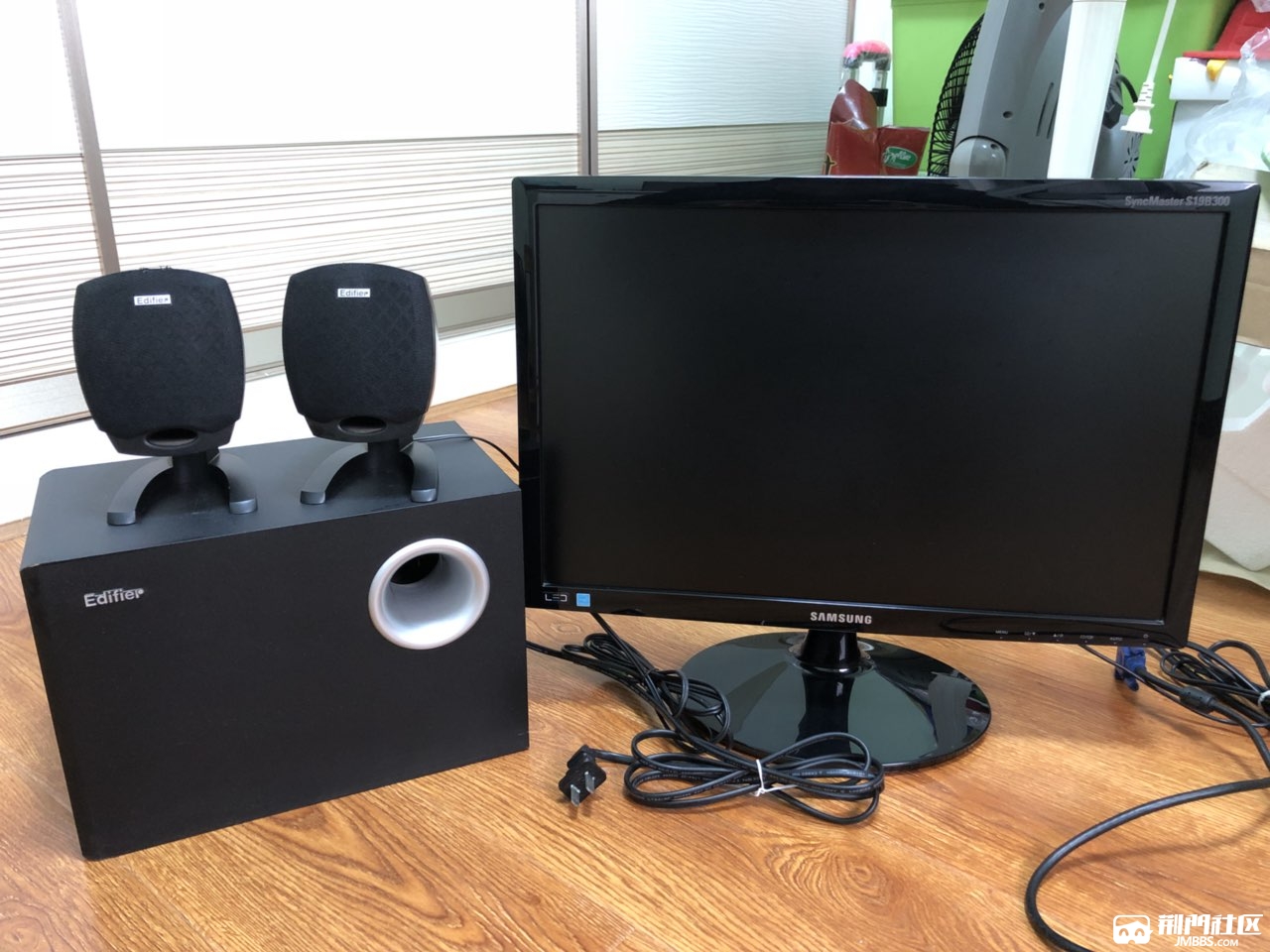19寸三星led显示器加漫步者音响200打包带走!