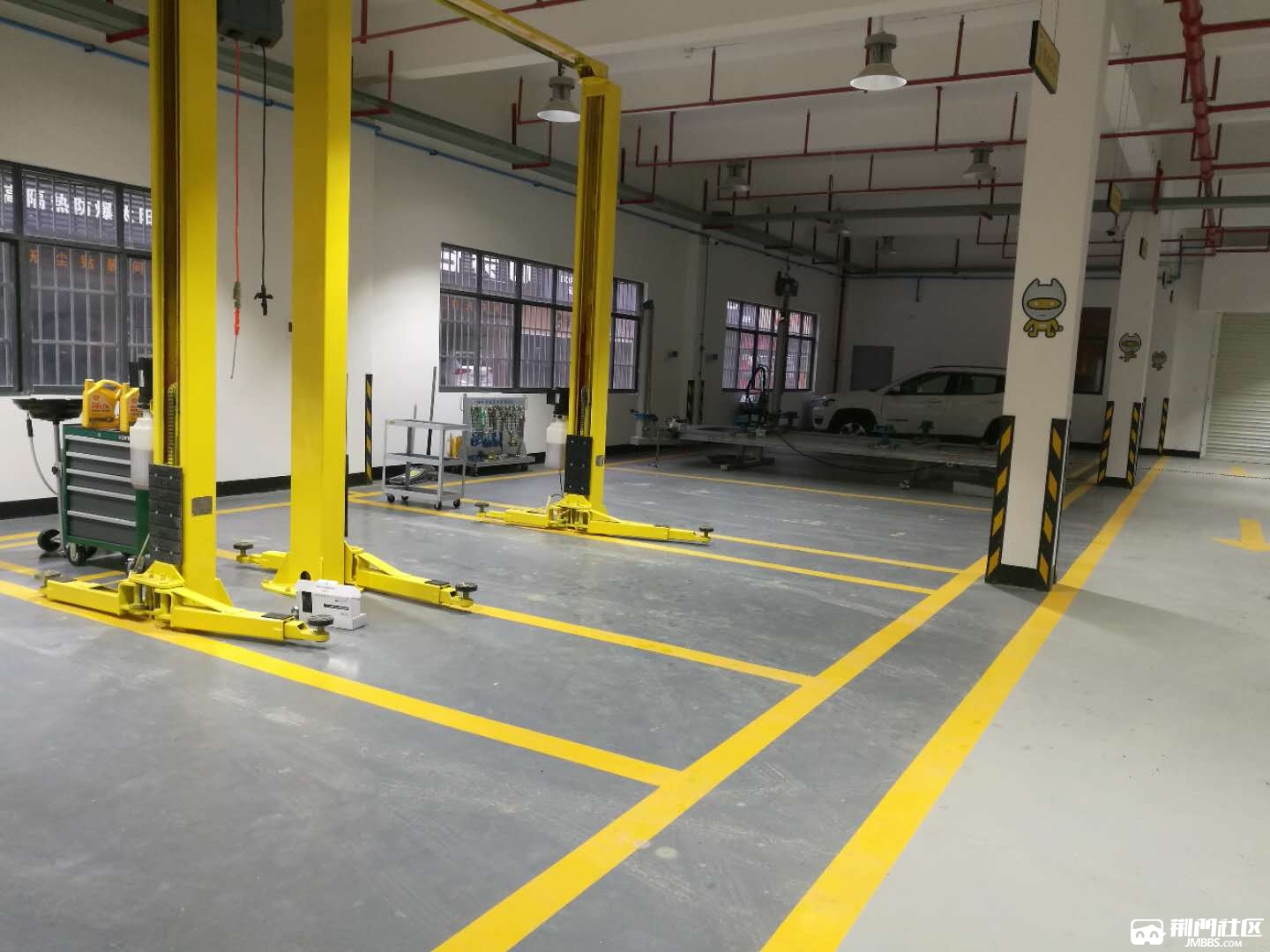 本公司有售后维修车间700平方,设备齐全全新,并配有服务接待办,及