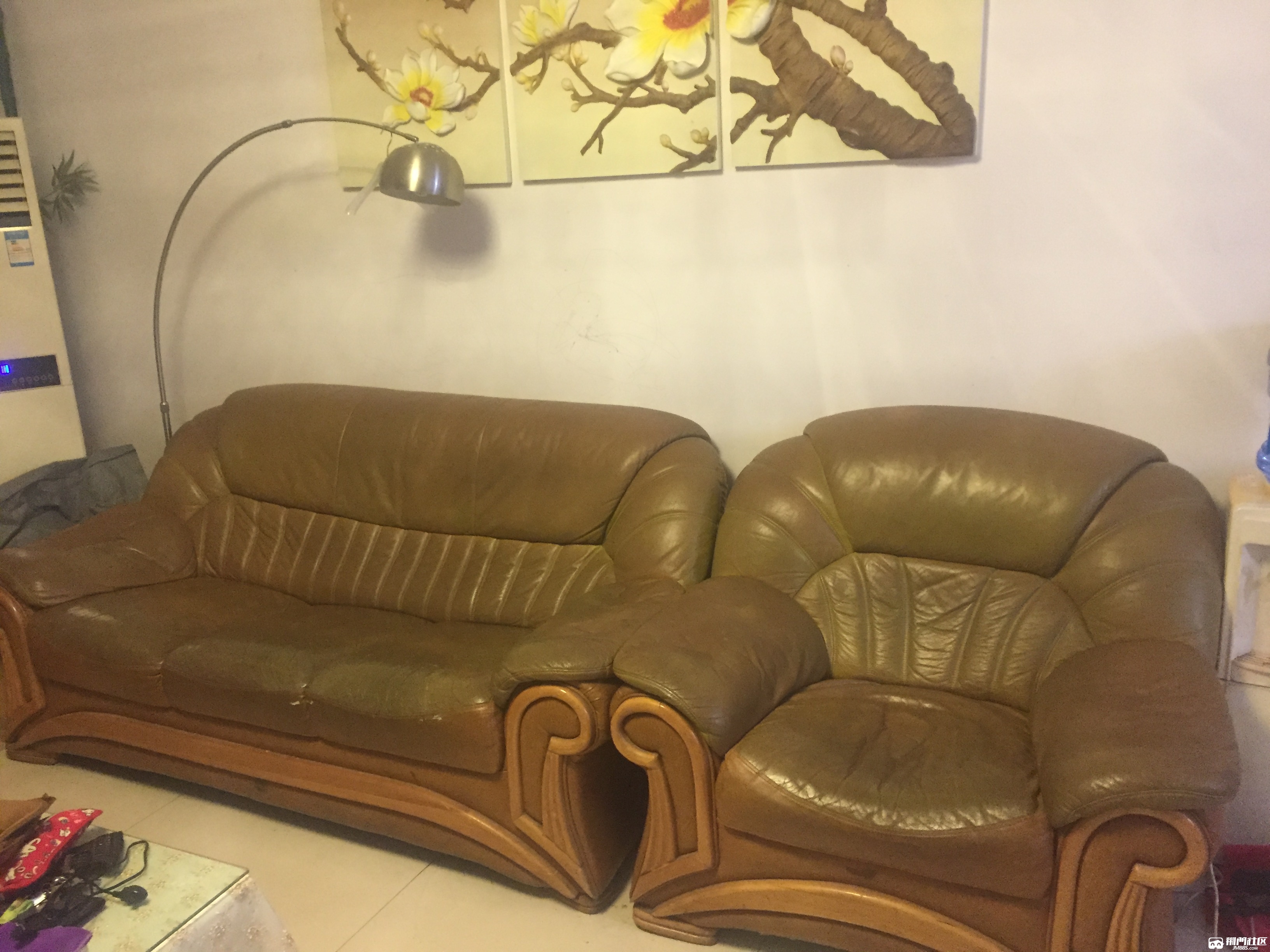 二手真皮沙发:三人座一个,单人座两个,一共200元
