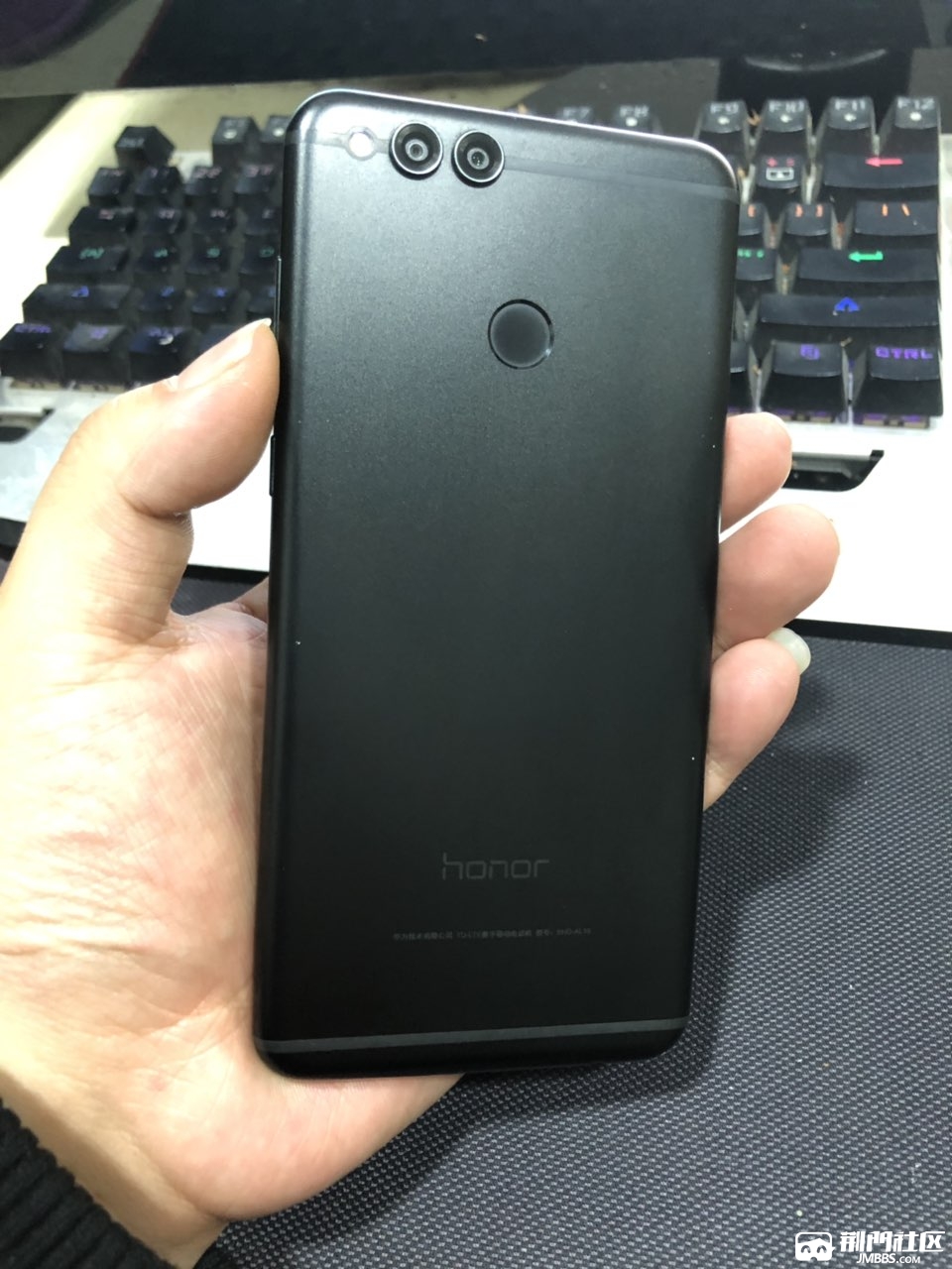 华为荣耀畅玩7x464g磨砂黑700元