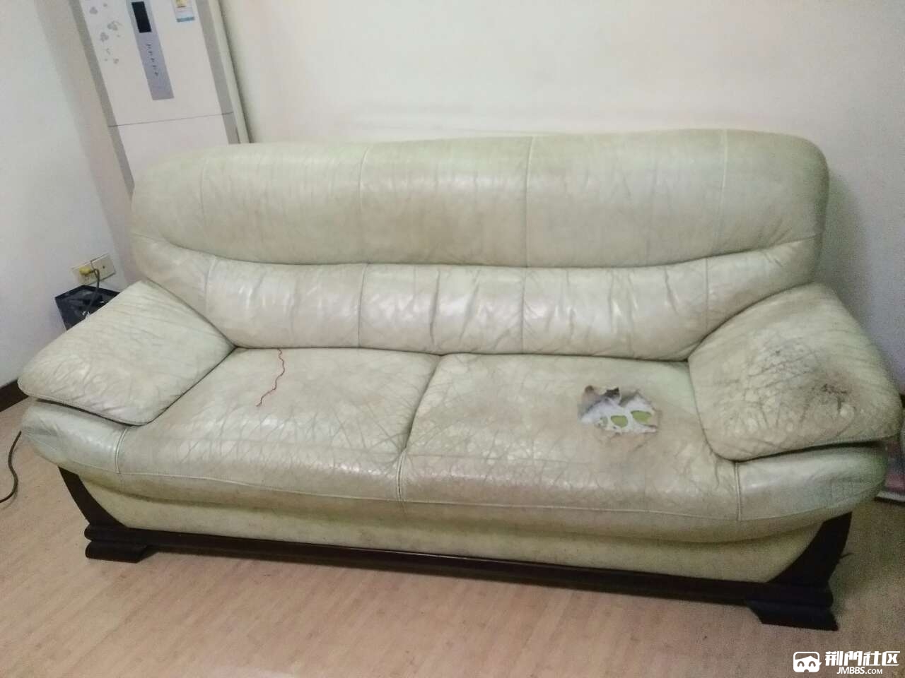 请哪位师傅帮我看看沙发裂皮,掉皮是什么原因造成的?