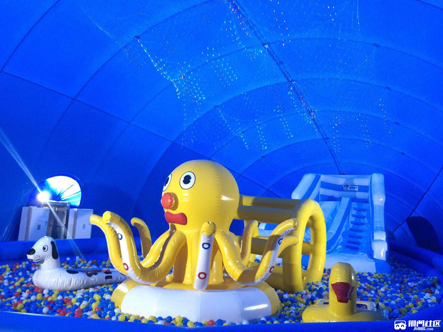 蓝鲸规格为26*14m   包含海洋球池*1(10万个左右海洋球),  充气滑