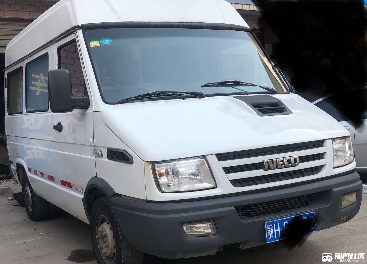 依维柯三座拖货大面包