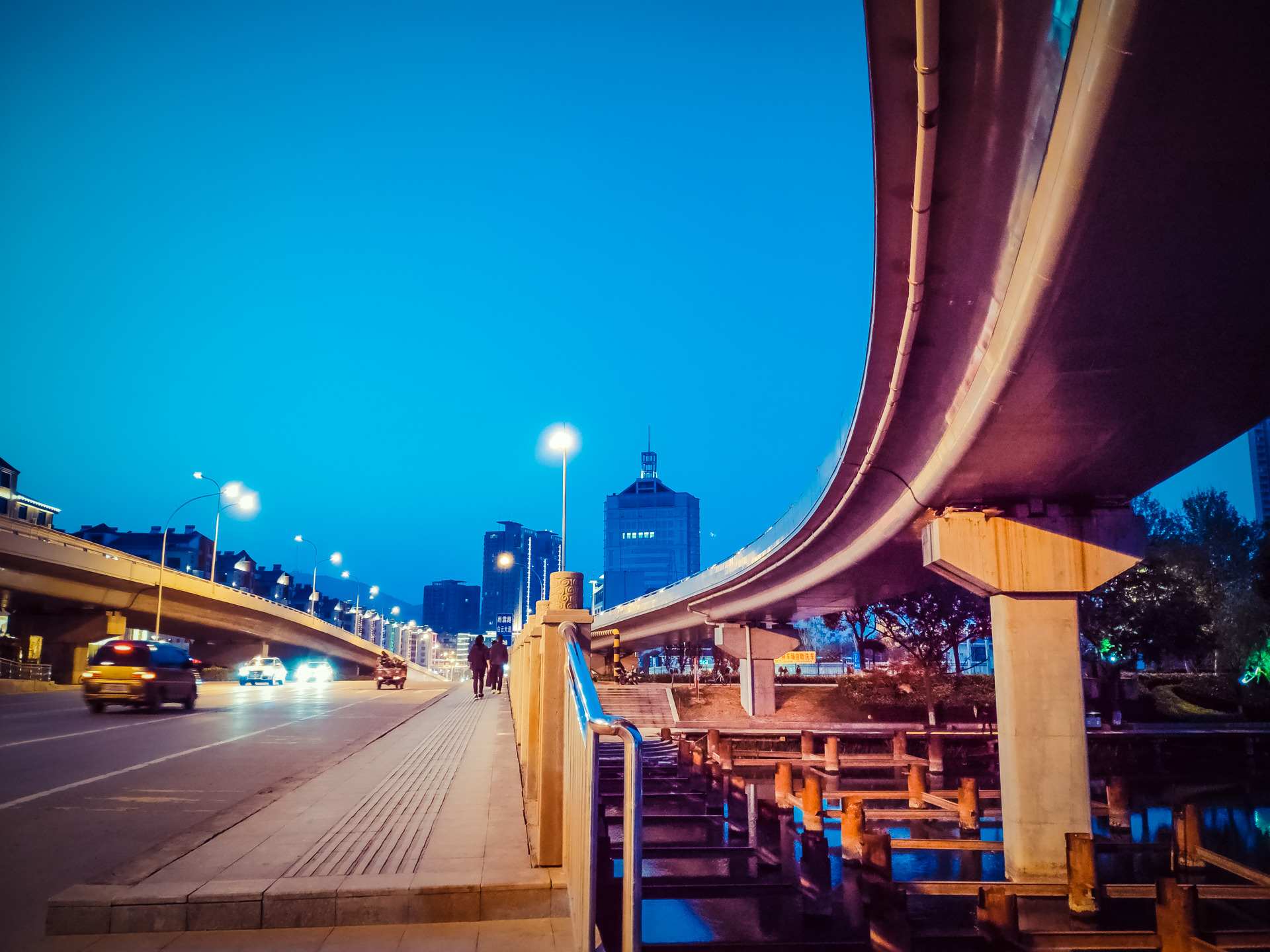 夜幕下的城市 【手机随拍】