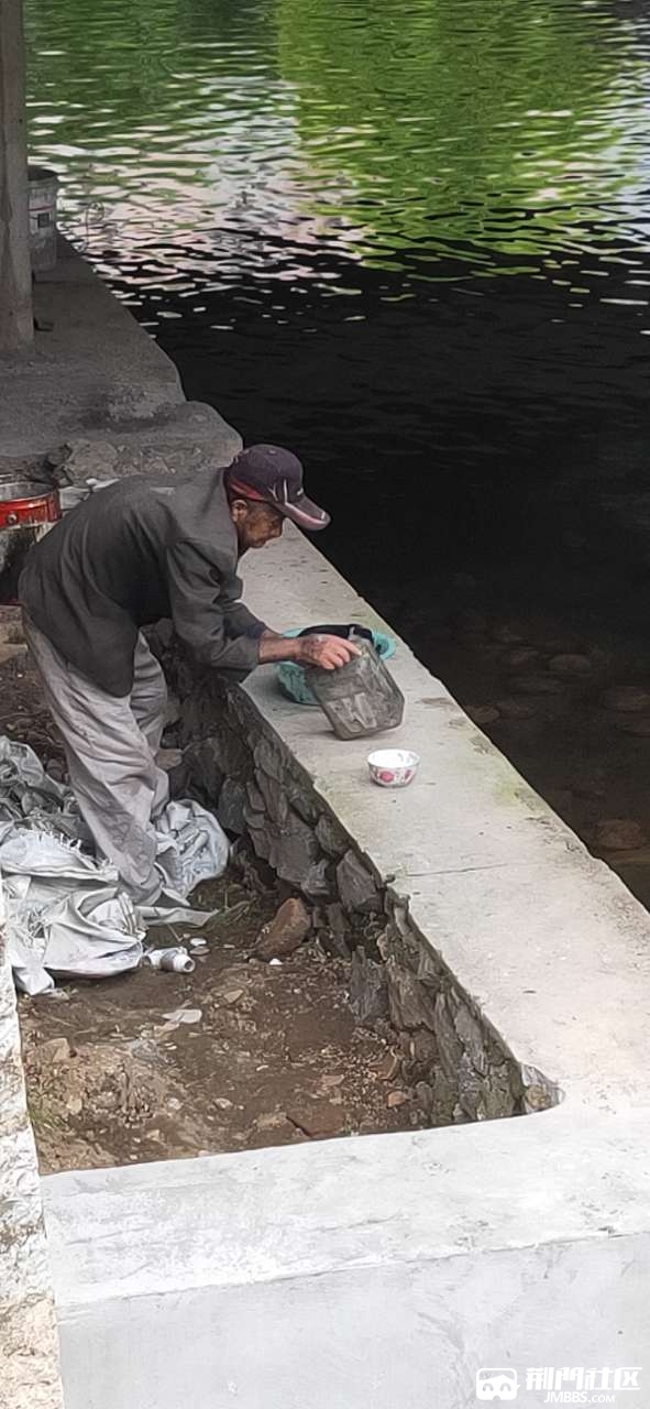 住桥洞的失明老人