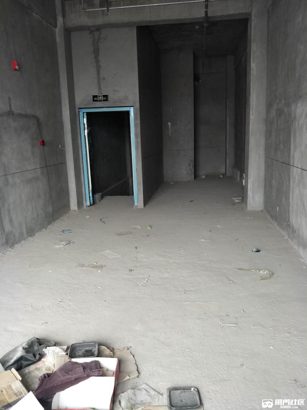 万达华府b区两层门面出租,毛坯135平米,5000元一个月,联系电话