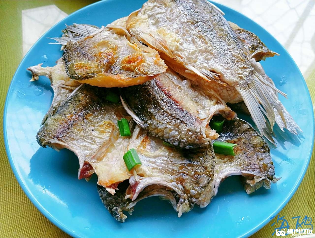 手撕鲫鱼是我的最爱,西红柿鸡蛋汤是小小李的最爱.