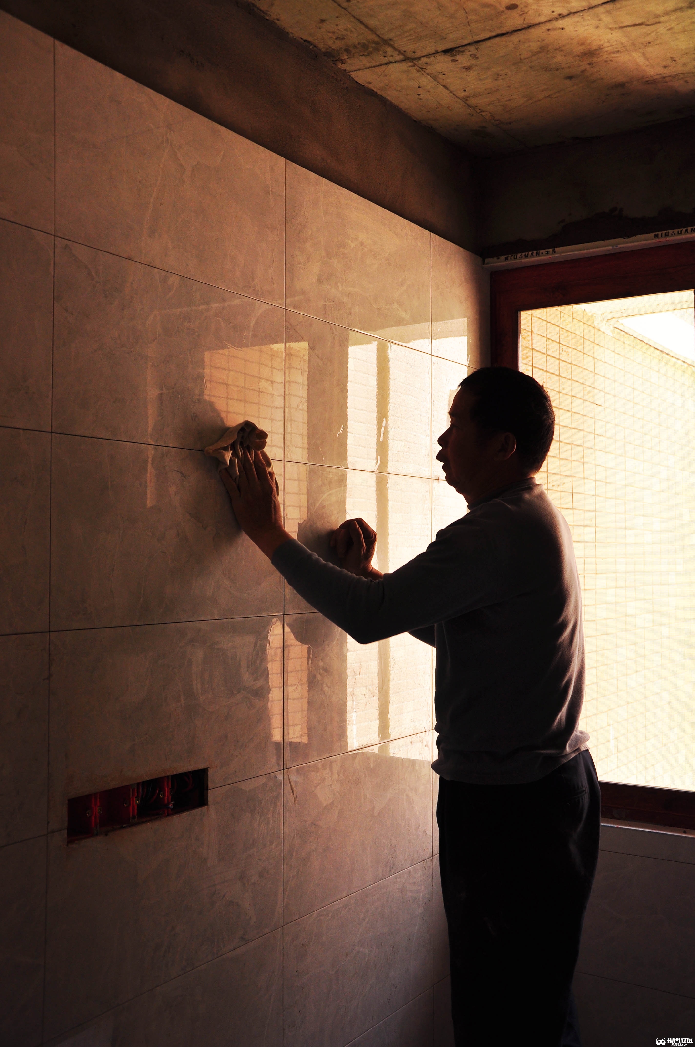 装修师傅贴砖,安装很细致