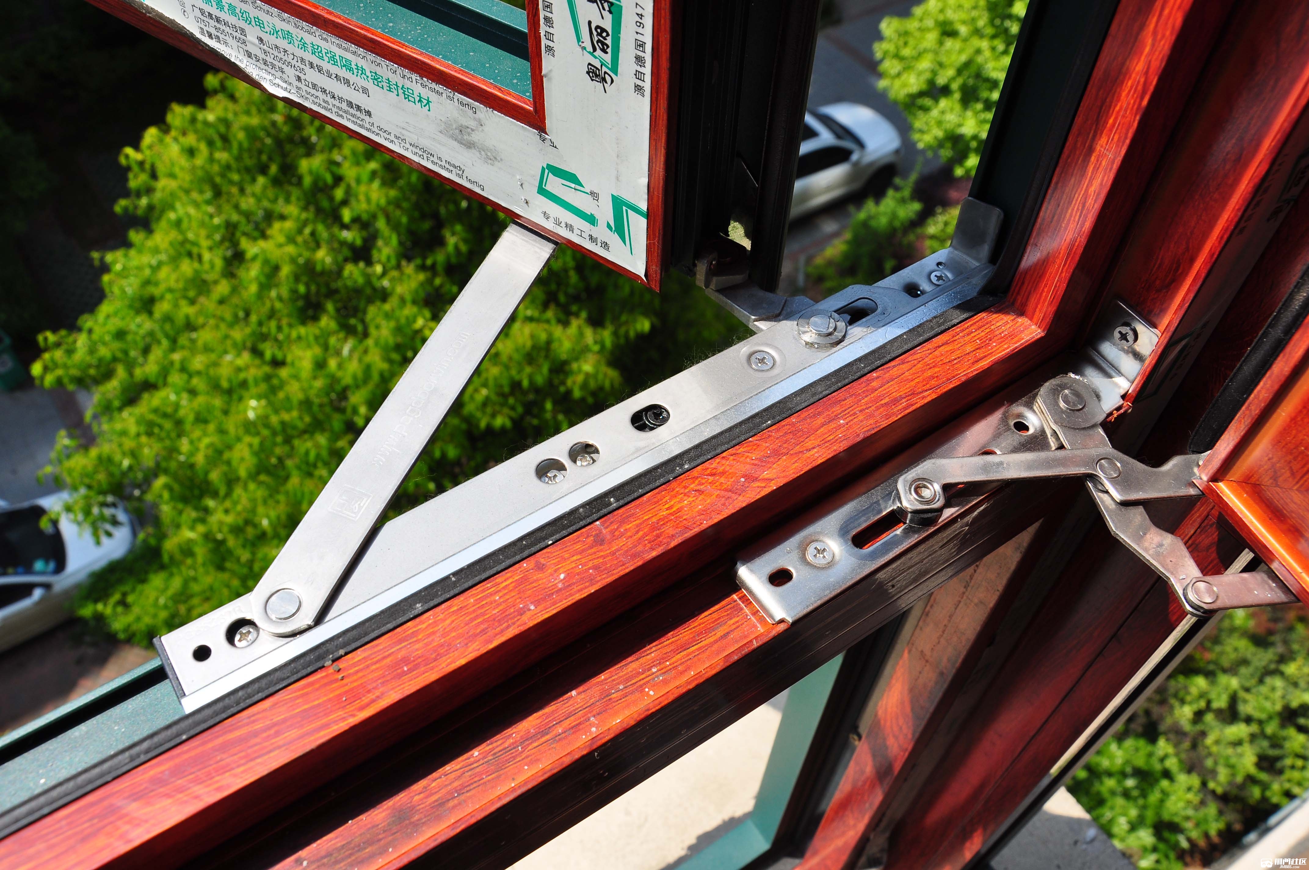 窗户采用不锈钢铰链,品质有保障