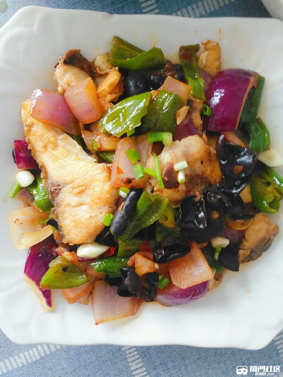 洋葱木耳炒鱼片 ,酸菜鱼火锅没下完的鱼片,过了油以后炒着吃,美味.