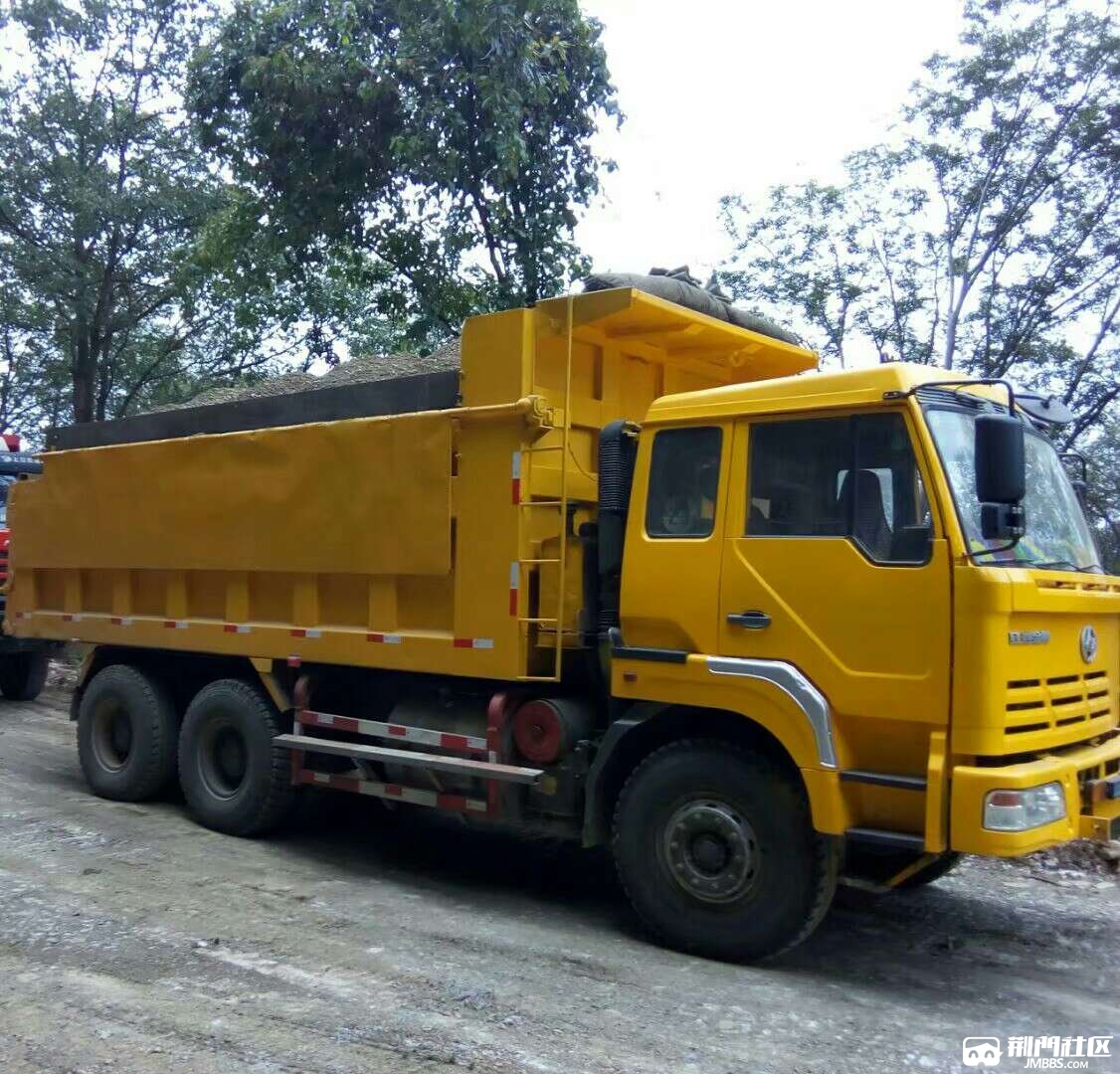 出售有户红岩金刚后八轮渣土车