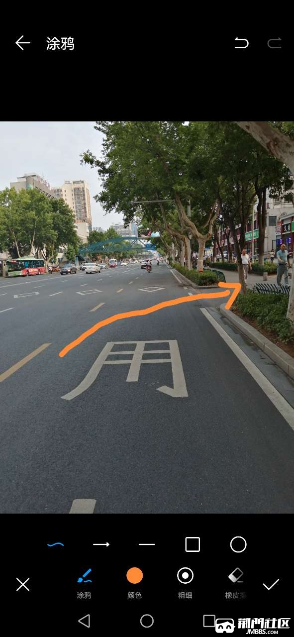 提前几米右转弯进路口拍了照说占用了公交车道我