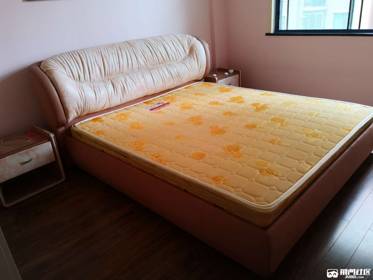 1米82米床出售带两个床头柜