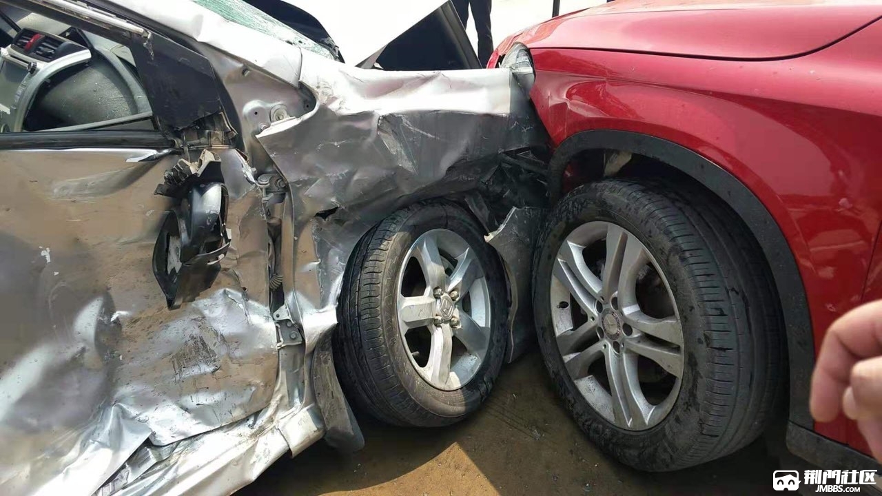 刚发布!荆门汽车城内"离奇"车祸真相来了:试驾中发生事故.详戳>>>