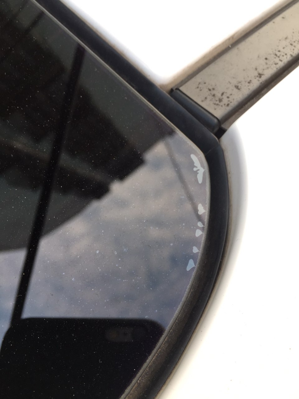 汽车夹层玻璃起泡,不是贴的膜,是不是质量问题?