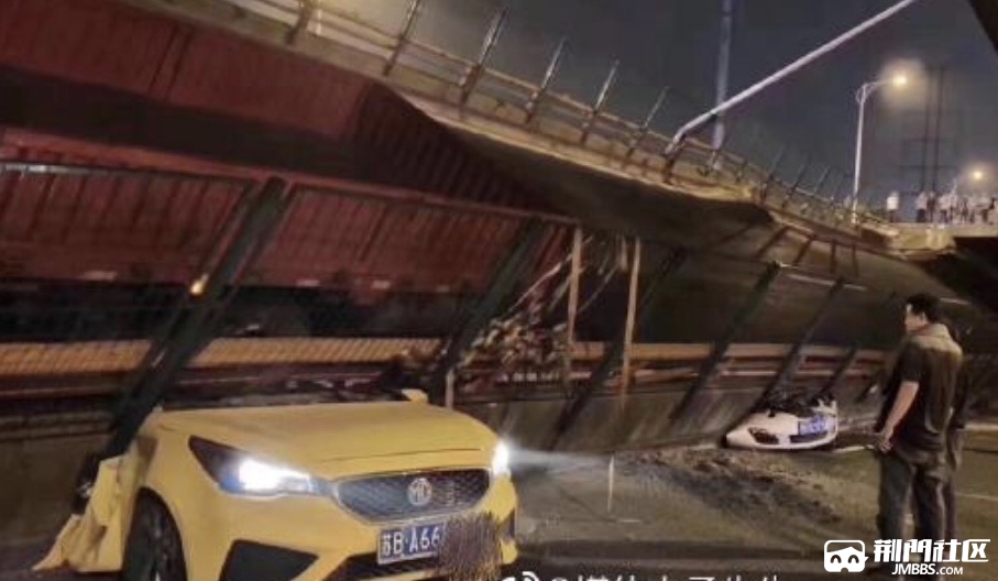 【事故现场】 现场有多辆轿车被压,具体伤亡情况不详.