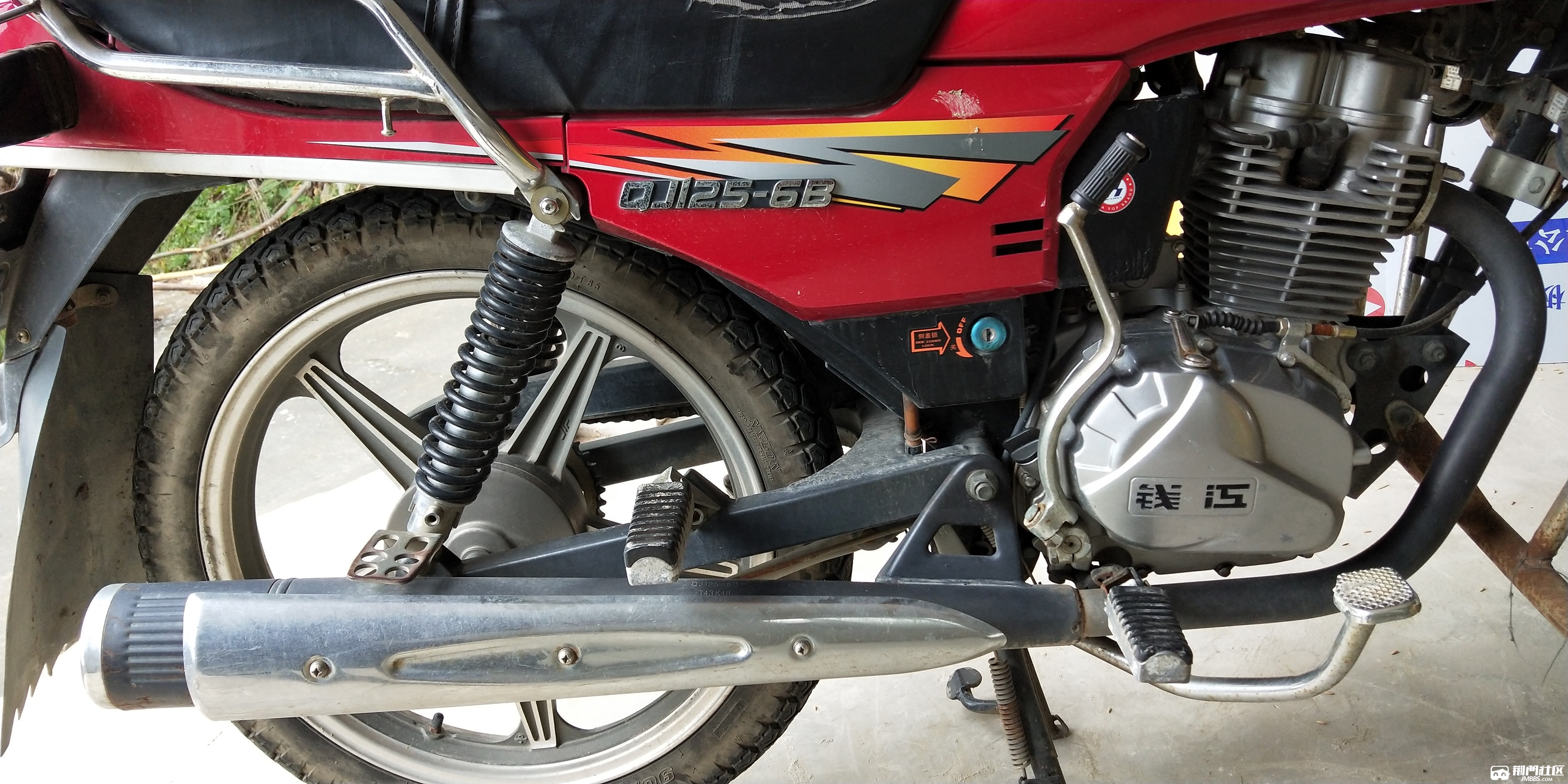 八九新钱江金刚125摩托车