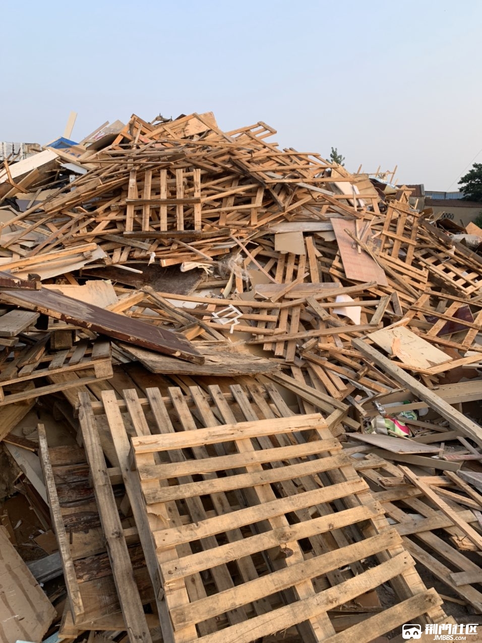 常期回收各种废旧家具托盘地榻板木地板模板木方以及家