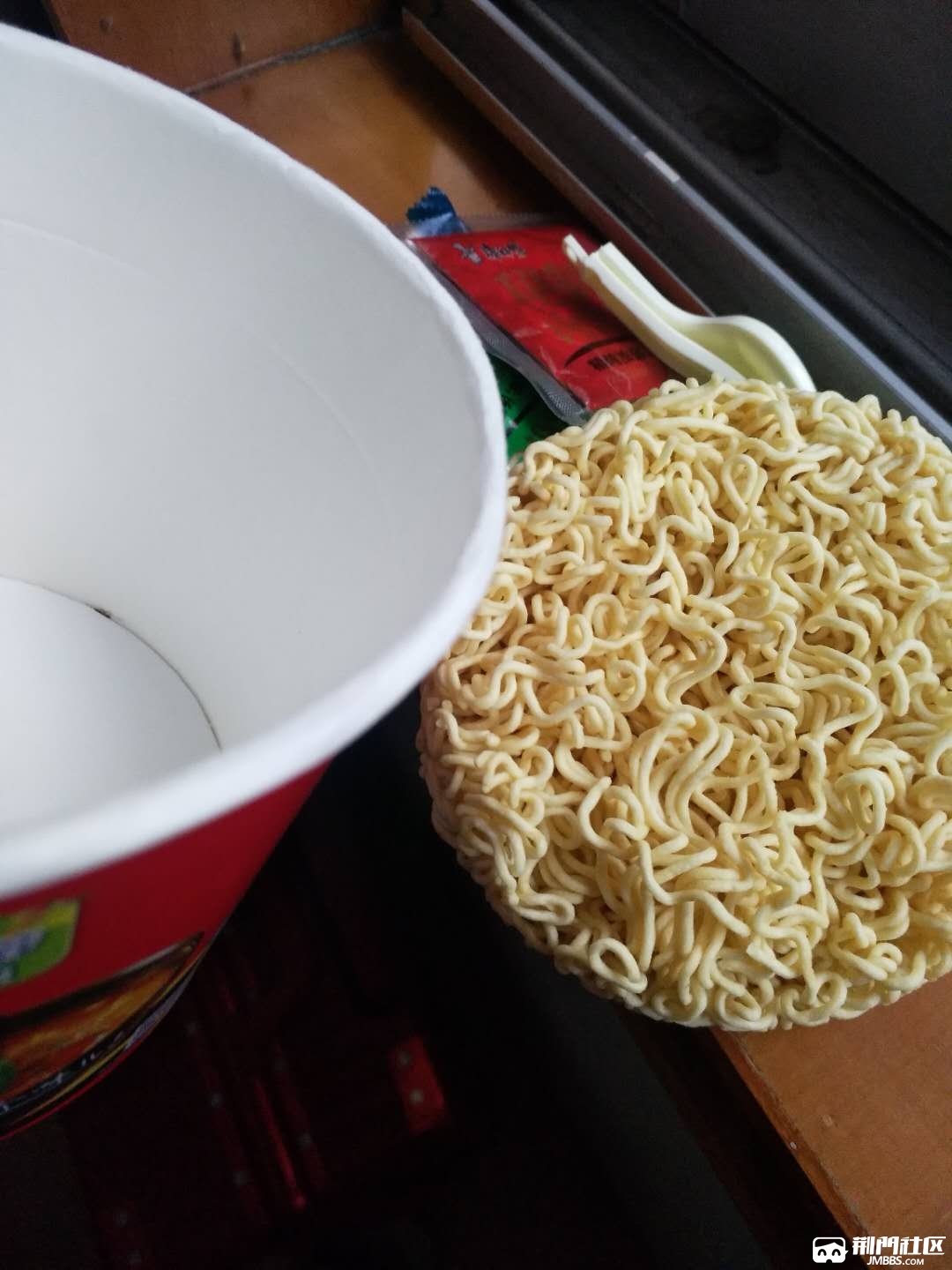 康师傅方便面桶中发现黑色异物恶心恶心恶心有图