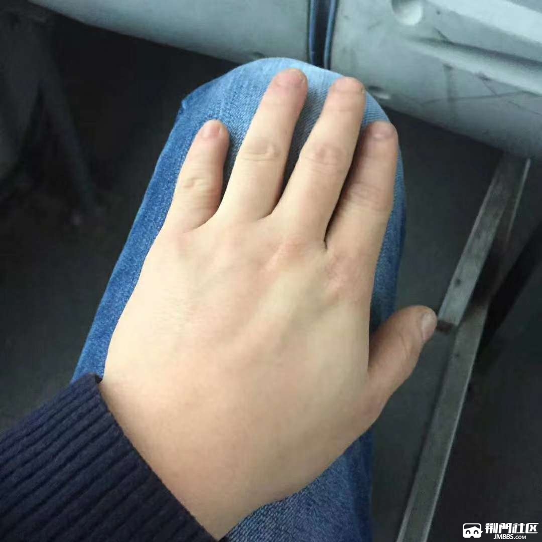 30岁老男人的手把最后一点面粉全部嚯嚯了