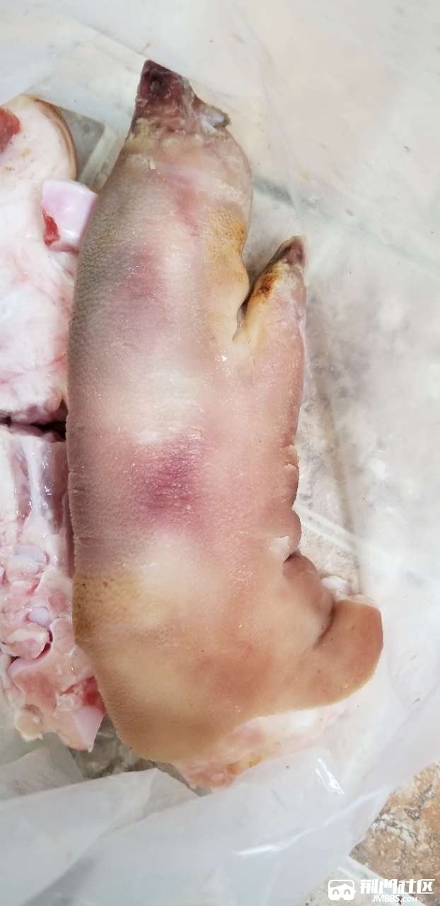 想各位网友帮看看这猪蹄的颜色正常吗