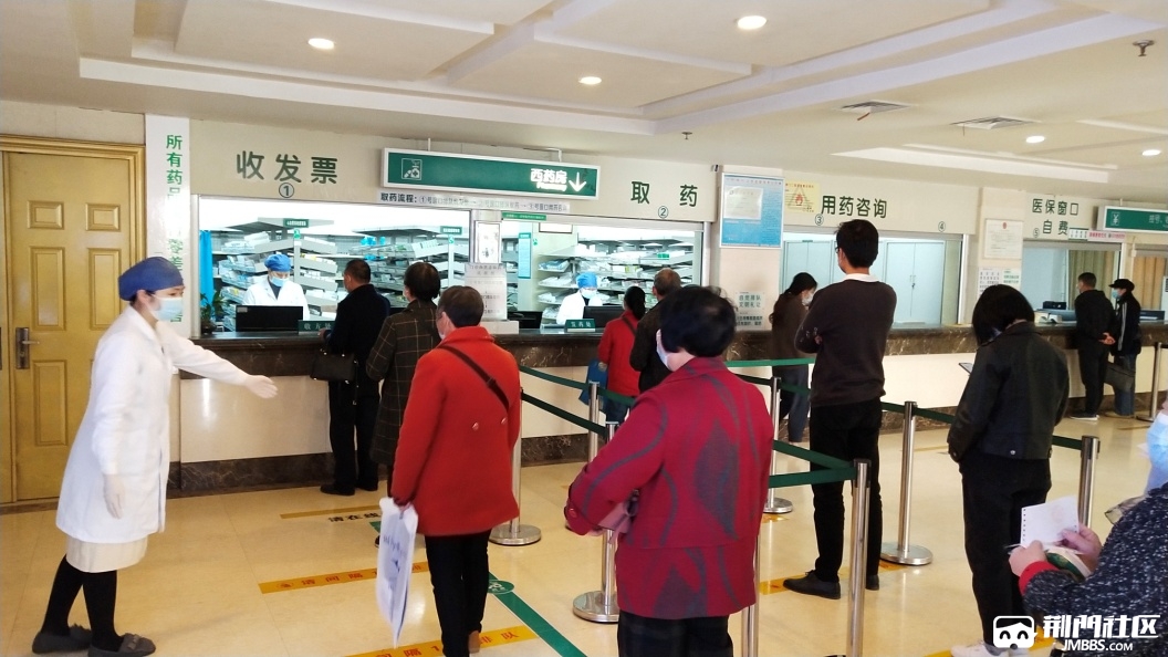 荆门二医药房窗口患者有序排队取药