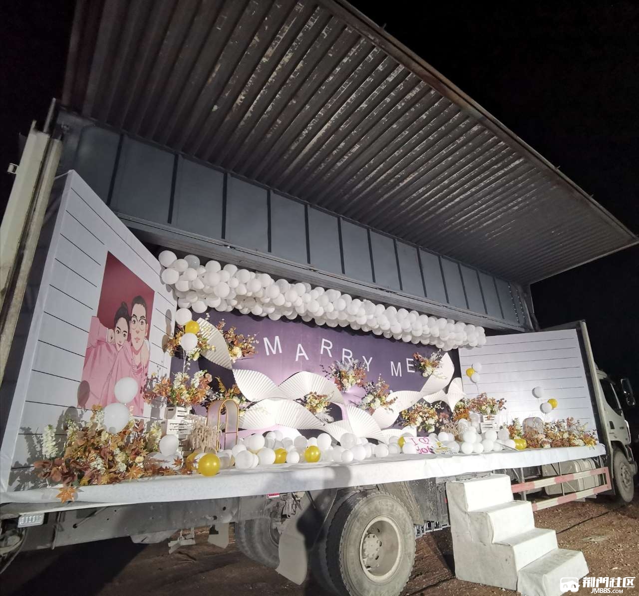 偶遇大货车现场求婚,现在的年轻人太浪漫了吧!