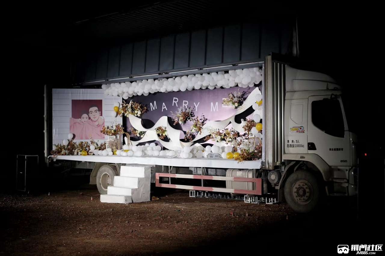 偶遇大货车现场求婚,现在的年轻人太浪漫了吧!