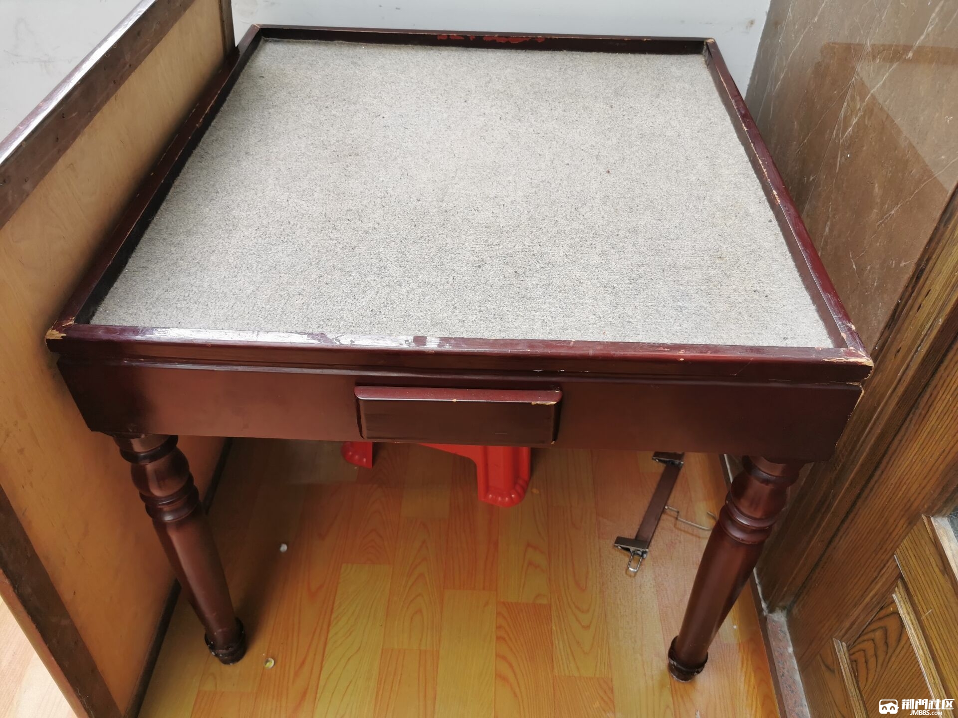 出售旧的纯实木手码麻将桌,可以当饭桌,质量特别好,100块钱 另外出2副