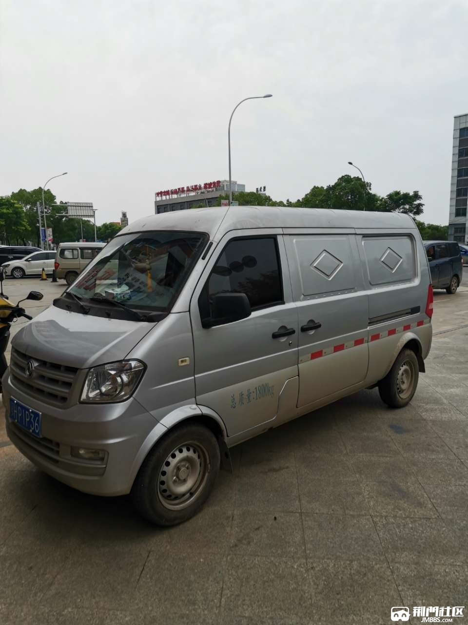 东风小康封闭式封窗车出售