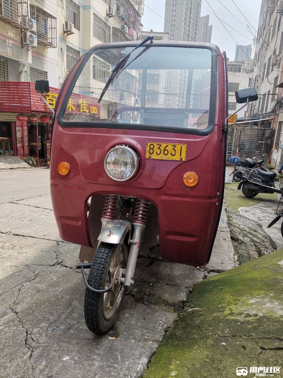 五羊正三轮摩托车出售,证件齐全2000块,电话15572646597