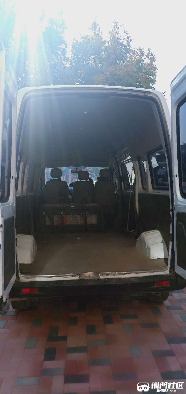 依维柯车出租拉货,可坐6人,后面还可以拉2.5吨货