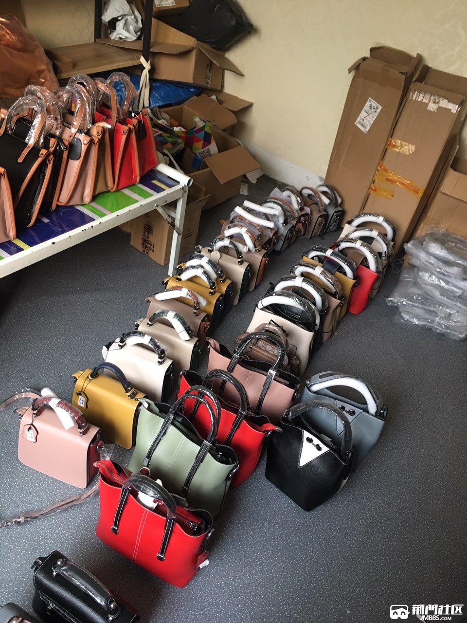 仓库处理一批女包价格低至550元可摆摊