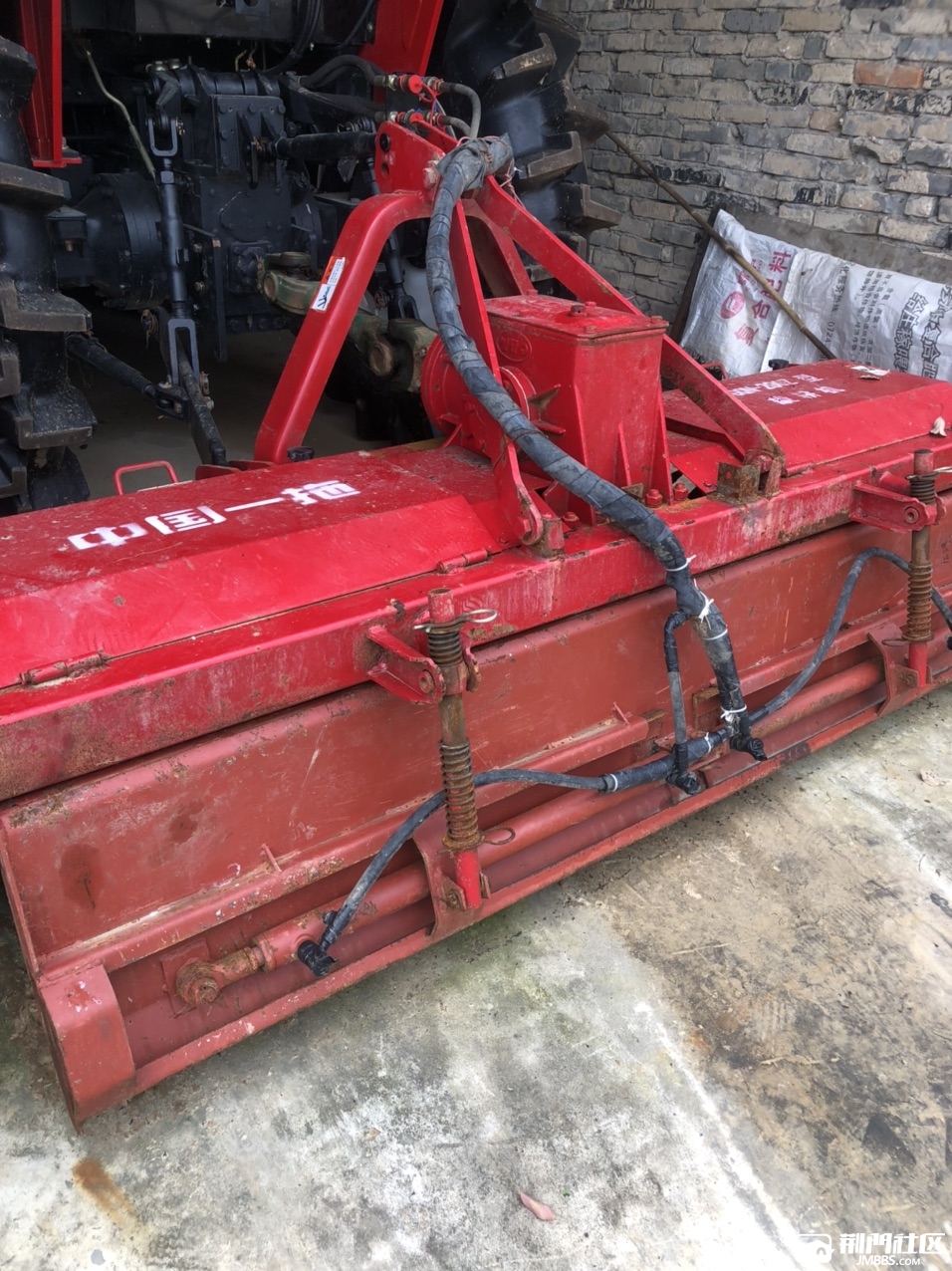 出一台基本上9成新东方红2米3的旋耕机耙田机